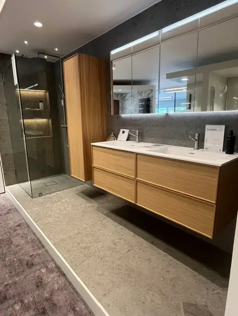 Showroom-badrum med ekkommod, dubbelho och inbyggd dusch
