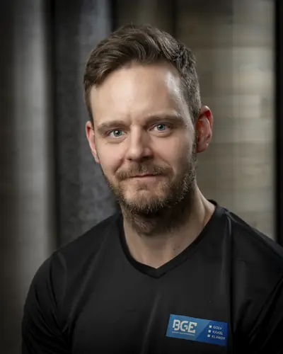 Anton Stokki, golvläggare hos Blekinge Golventreprenad, porträtt