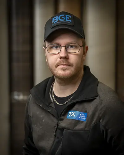 Jonathan Persson, golvläggare hos Blekinge Golventreprenad, porträtt