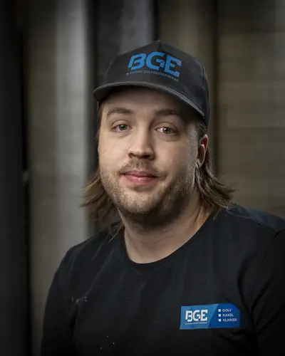 Oskar Olsson, lärling golvläggare hos Blekinge Golventreprenad, porträtt