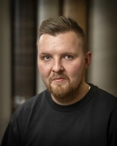 Oskar Wiktorsson, golvläggare hos Blekinge Golventreprenad, porträtt