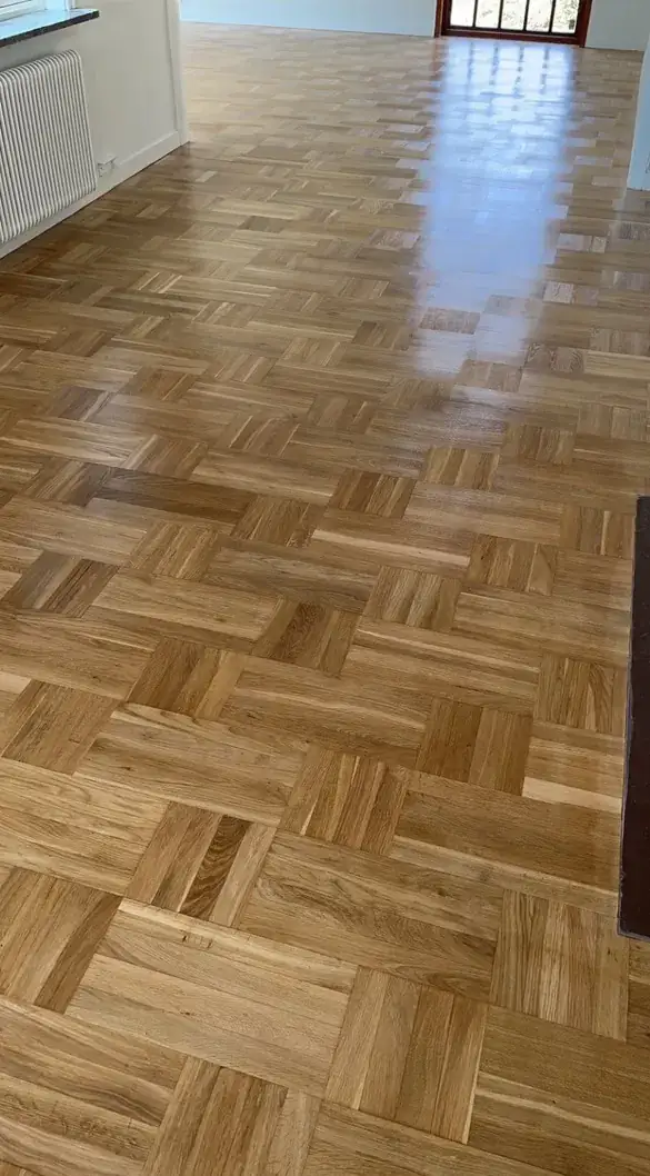 Nyslipad mosaikparkett i ek efter slipning och ytbehandling